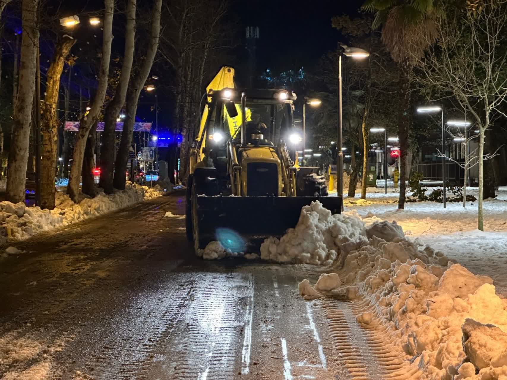 عملیات پاکسازی معابر پوشیده از برف توسط شهرداری لاهیجان